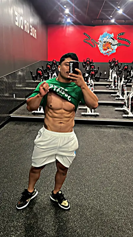 Cris Coach abdominales definidos en gimnasio